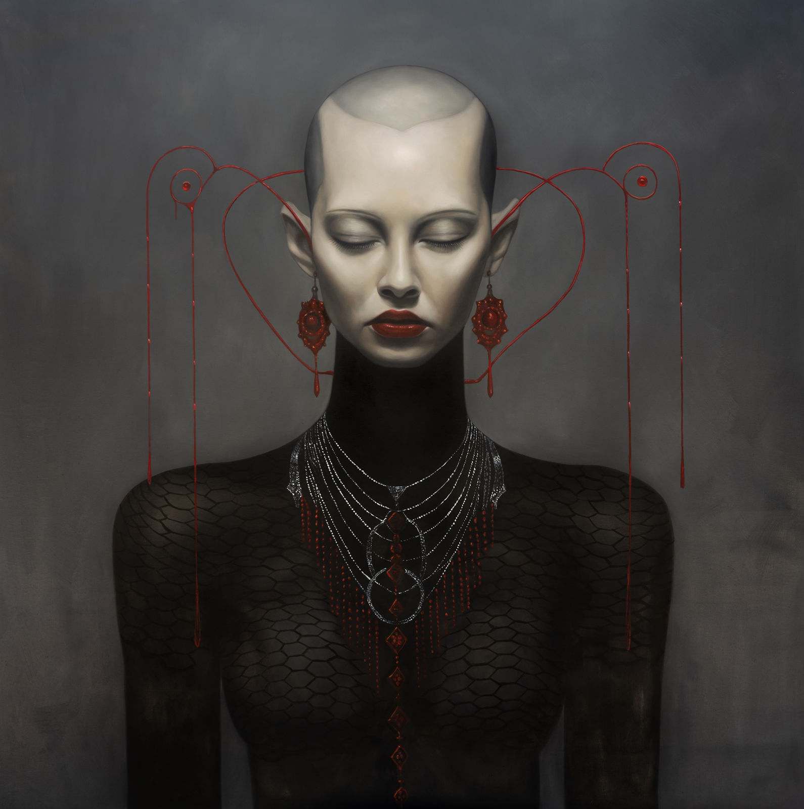 Retrato femenino de frente, cráneo rasurado con hilos rojos en corazones simétricos, ojos cerrados, traje negro hexagonal, collar de plata y rojo, fondo gris